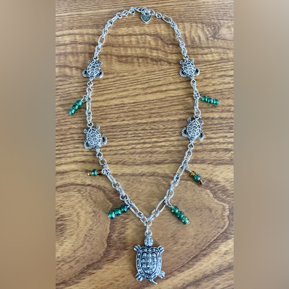 🆕NWOT HANDMADE “5 TURTLE” NECKLACE. 17” LONG IN SILVER TONE. ACCENT BEADS-GREEN